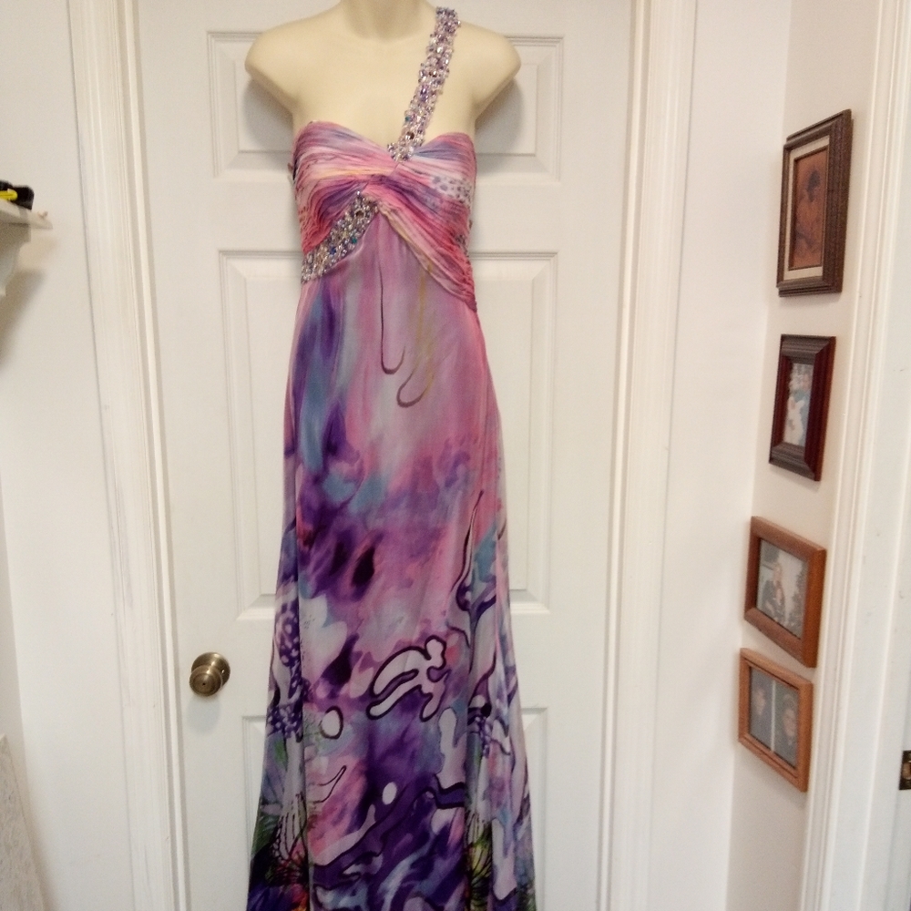 🆕Gigi of NY 👗size 10 ❤️Beautiful colors lightweight
Has build in slip/underlay